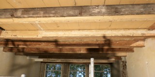 Binnenschilderwerk houten balken aan plafond - Oude verf verwijderen