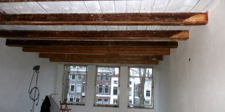 Binnenschilderwerk houten balken aan plafond - Oude verf verwijderen